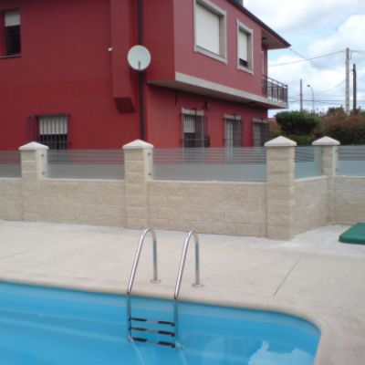 Muro de chalet con cerramiento de vidrio