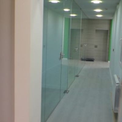 cerramiento de vidrio templado en oficinas