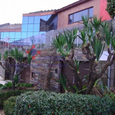 Fachada de chalet con cerramiento acristalado