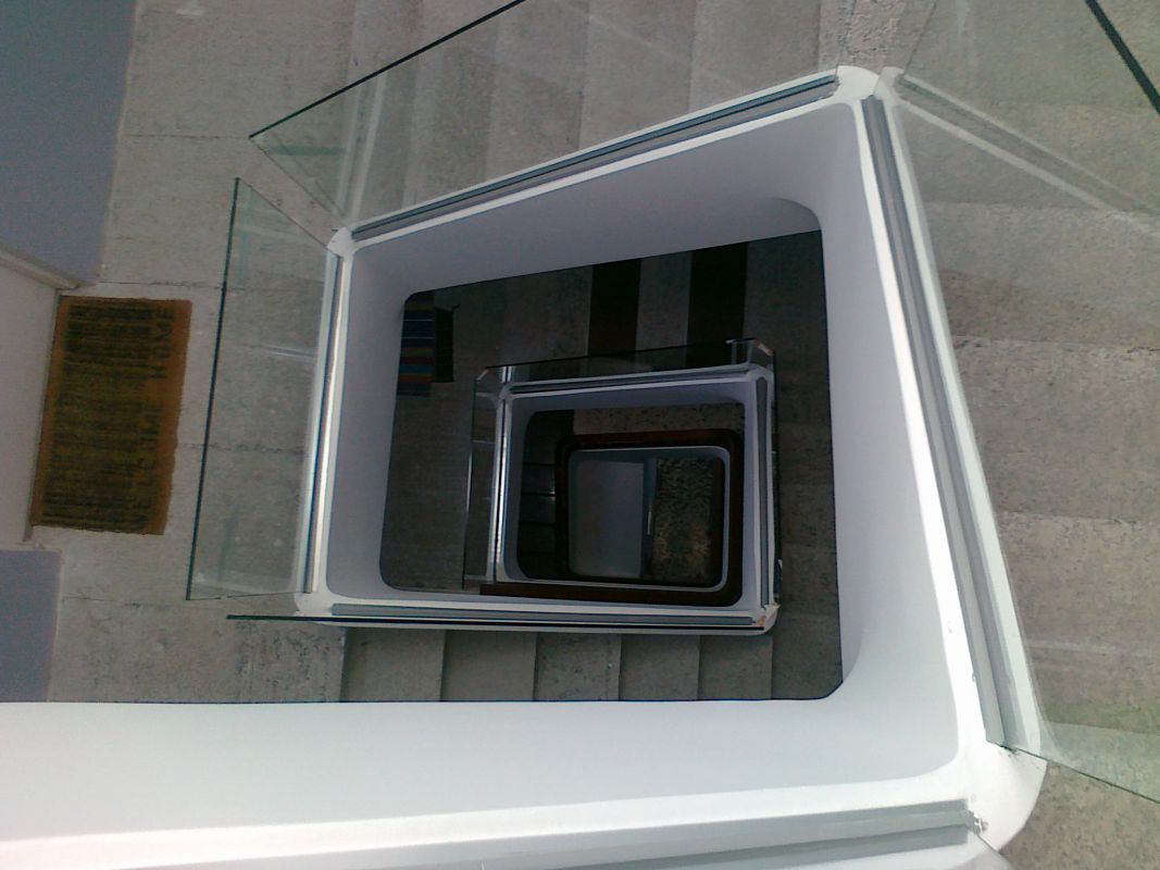 Escaleras con cerramiento de vidrio desde arriba