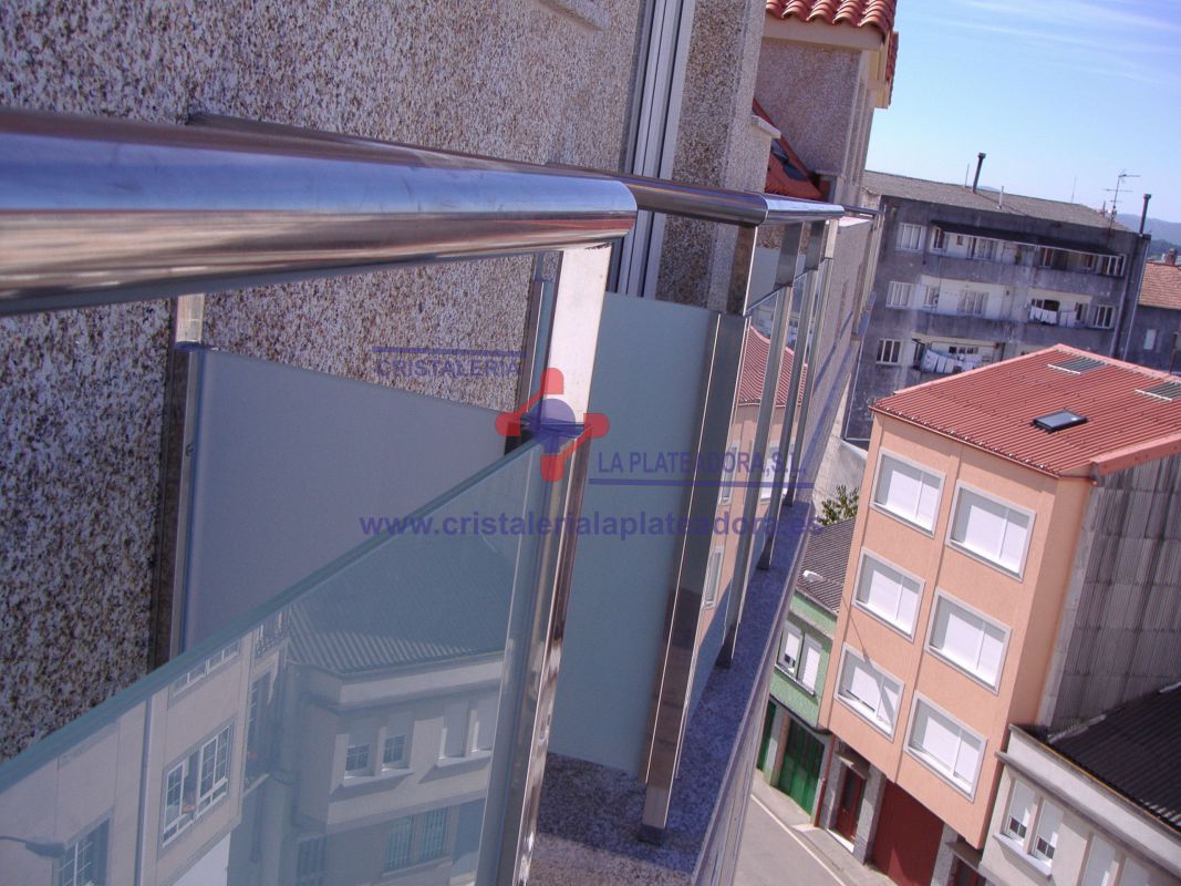 Cerramiento de vidrio y metal para terraza