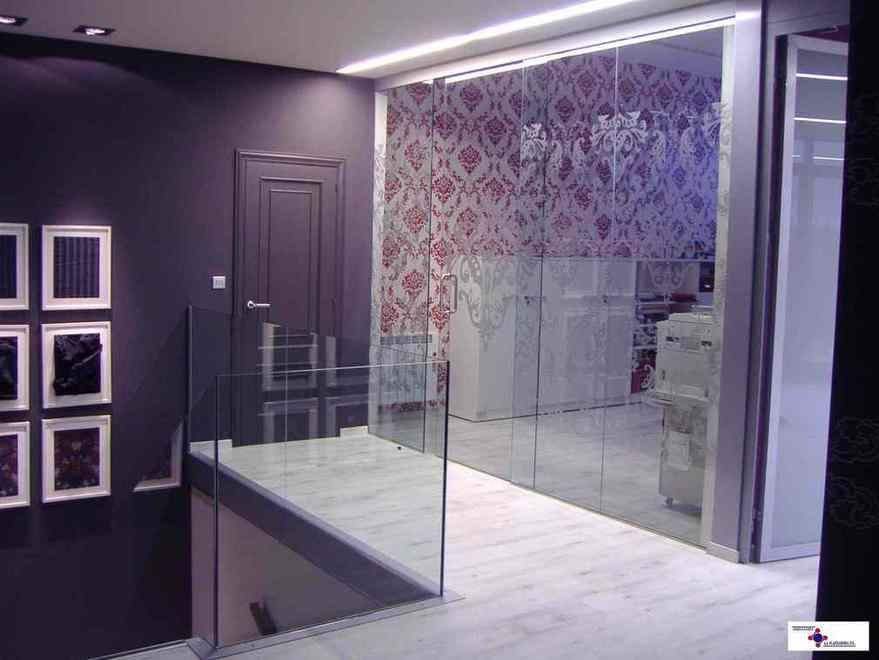 Interior de vivienda con barandilla de cristal