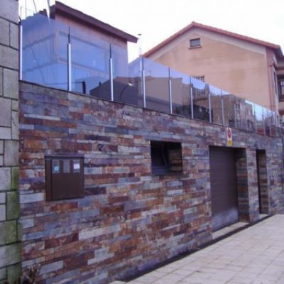 Fachada con terraza acristalada