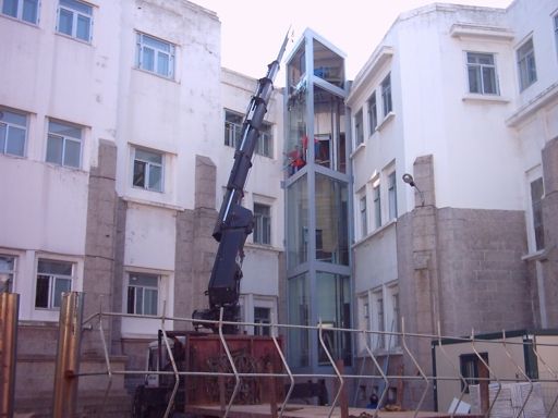 Ascensor exterior con cerramiento de vidrio