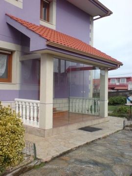 Porche con cerramiento de vidrio