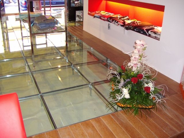 Suelo de vidrio y metal