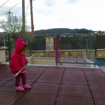 Parque infantil con cerramiento de cristal