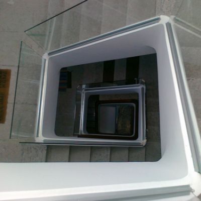 Escaleras con cerramiento de vidrio desde arriba