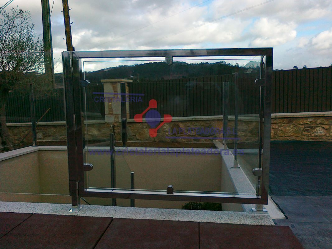 Sección de barandilla de metal y vidrio