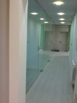 cerramiento de vidrio templado en oficinas