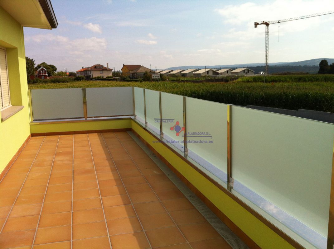 Cerramiento para terraza de vidrio opaco