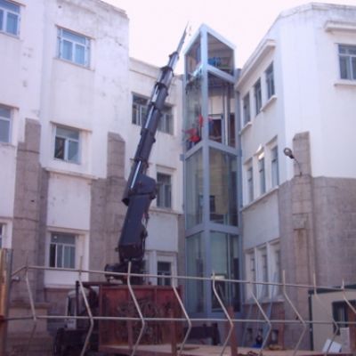 Ascensor exterior con cerramiento de vidrio