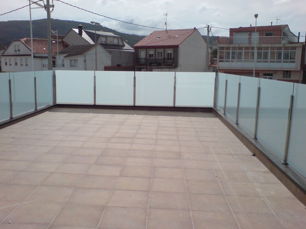 Exterior cerrado por estructura de vidrio y metal