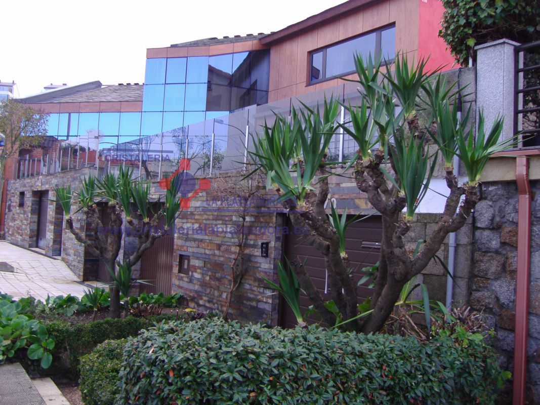 Fachada de chalet con cerramiento acristalado