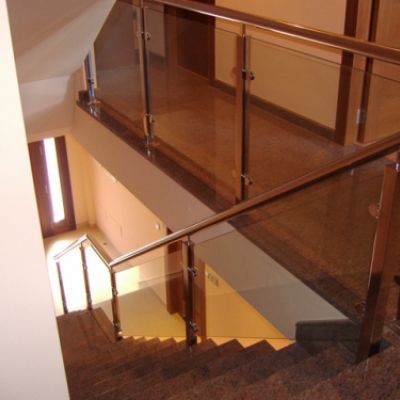 Escaleras con cerramiento de cristal