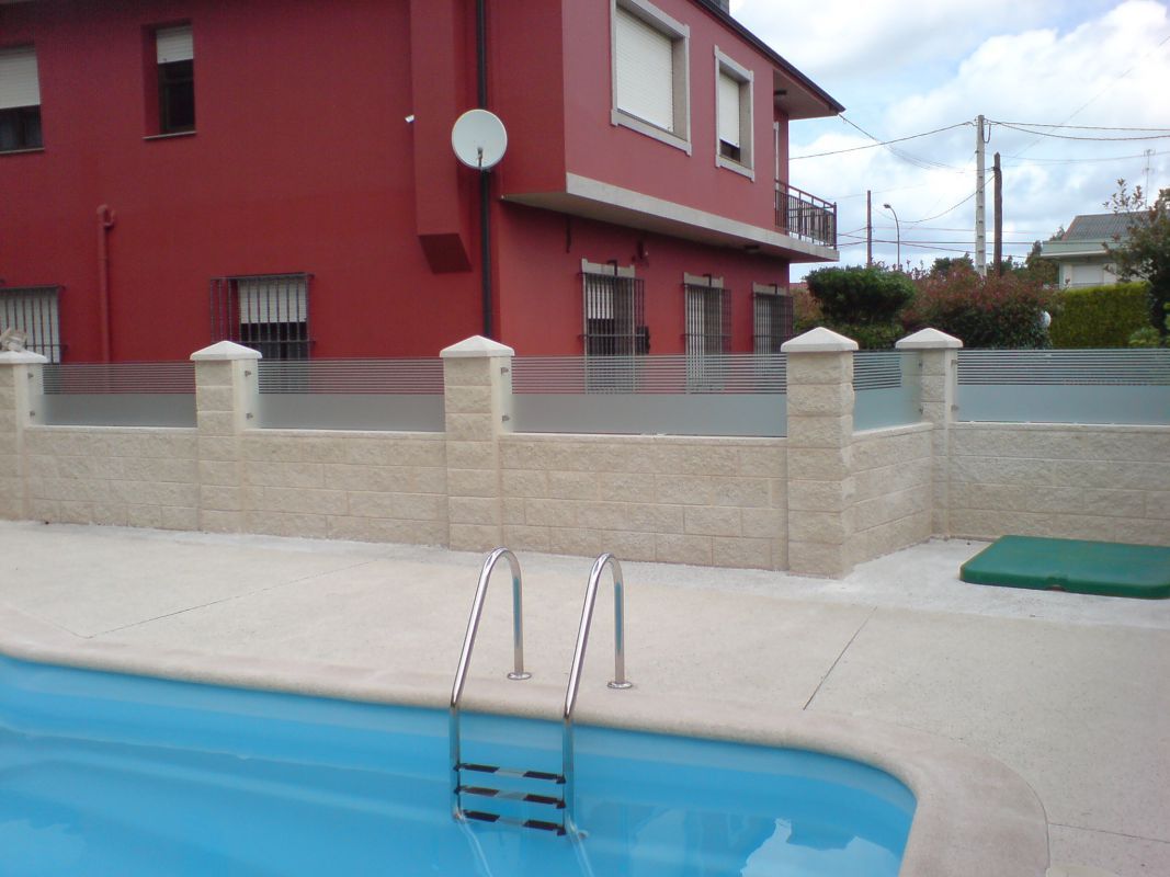 Muro de chalet con cerramiento de vidrio