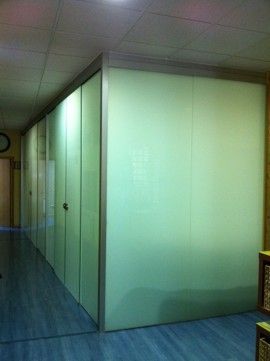 Mamparas de vidrio en oficinas