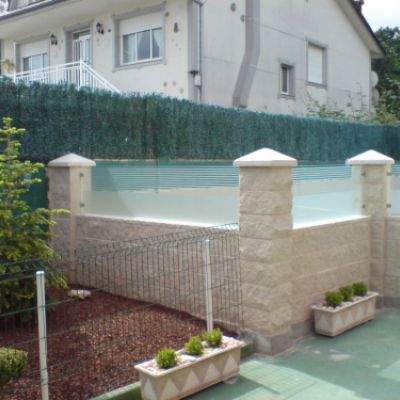 Murete rematado por cerramiento de vidrio