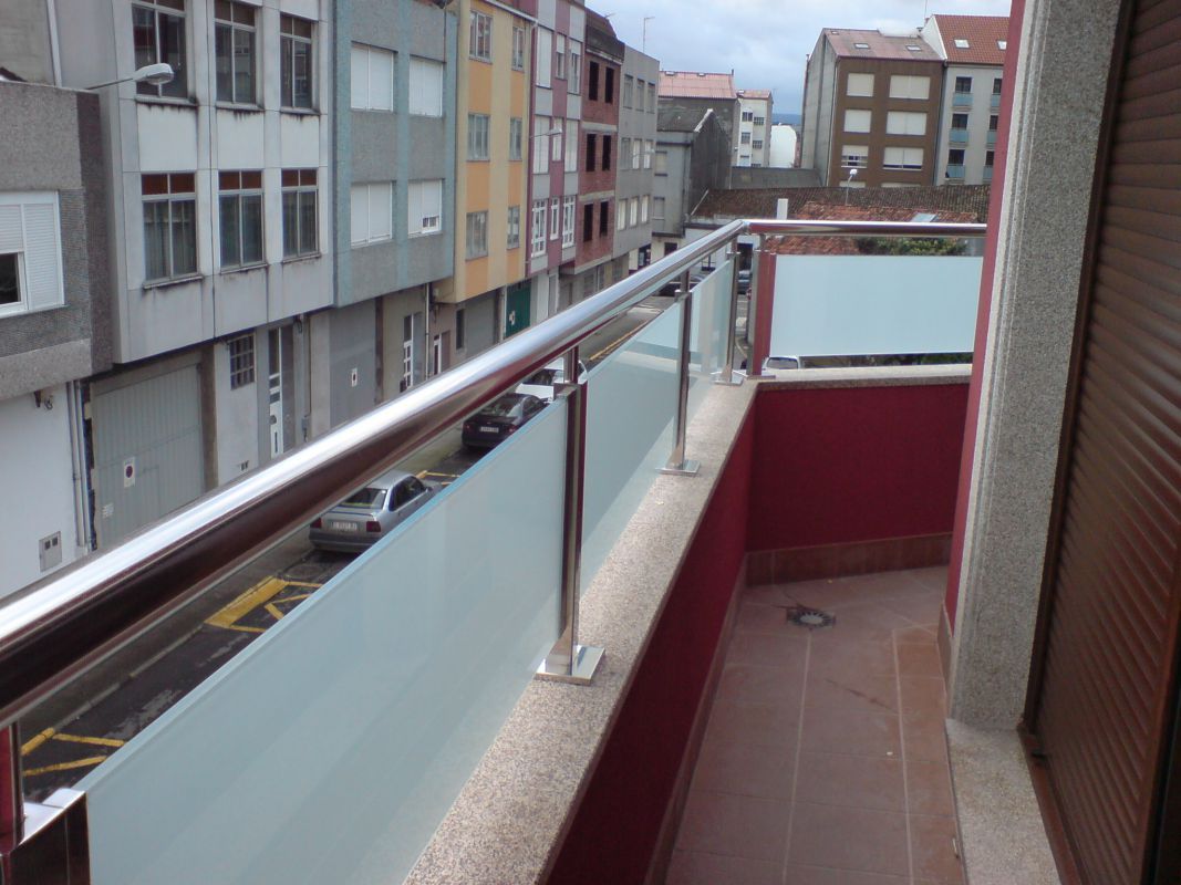 Terraza de piso con cerramiento de vidrio velado