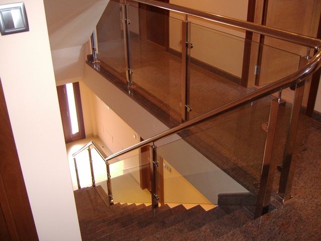 Escaleras con cerramiento de cristal