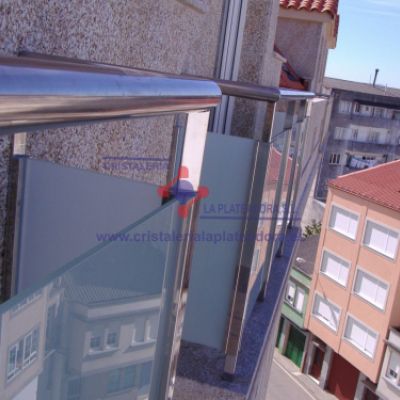 Cerramiento de vidrio y metal para terraza