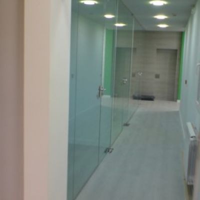 cerramiento de vidrio templado en oficinas