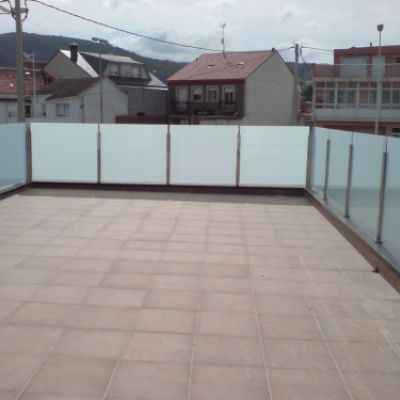 Exterior cerrado por estructura de vidrio y metal