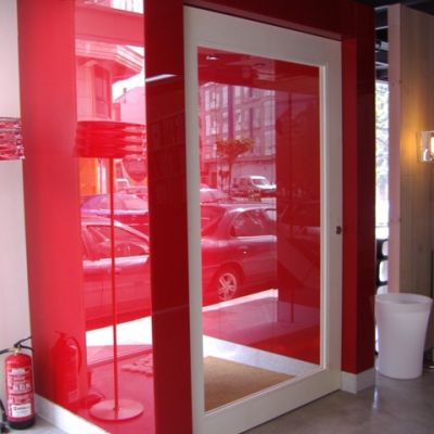 Entrada de vidrio para local