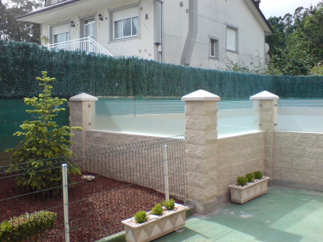 Murete rematado por cerramiento de vidrio