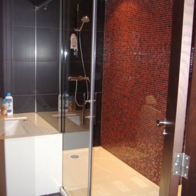 Mampara de ducha de vidrio y metal