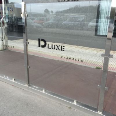 Detalle de sección de cerramiento de cristal