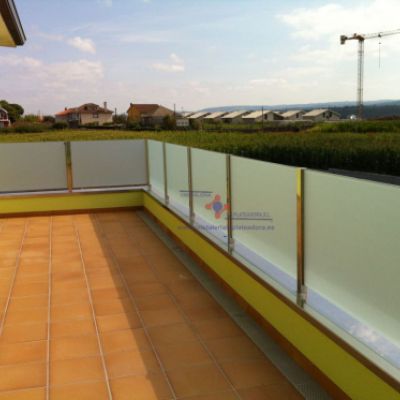 Cerramiento para terraza de vidrio opaco
