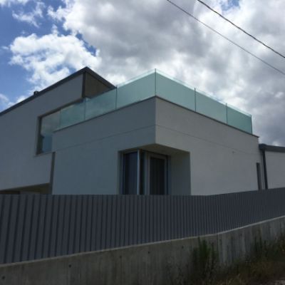 Chalet con terraza cerrada con vidrio y metal