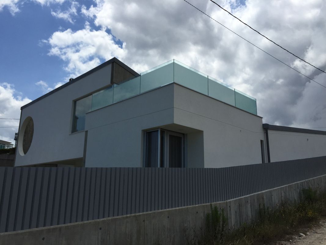 Chalet con terraza cerrada con vidrio y metal