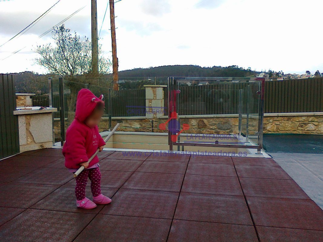 Parque infantil con cerramiento de cristal