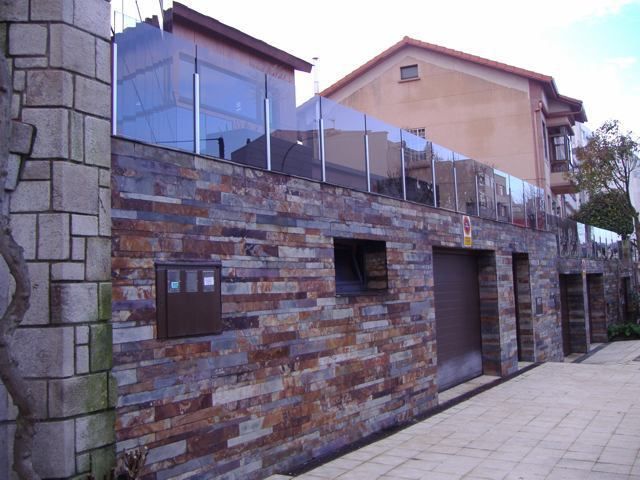 Fachada con terraza acristalada