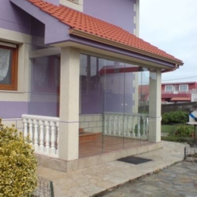 Porche con cerramiento de vidrio