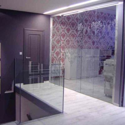 Interior de vivienda con barandilla de cristal