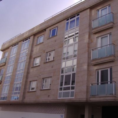 Fachada de edificio con terrazas de vidrio